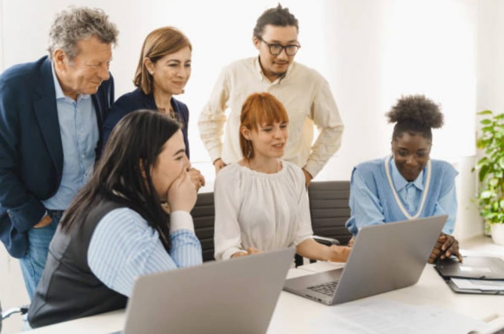 Cómo gestionar eficazmente la fuerza laboral multigeneracional: estrategias para el éxito en el lugar de trabajo